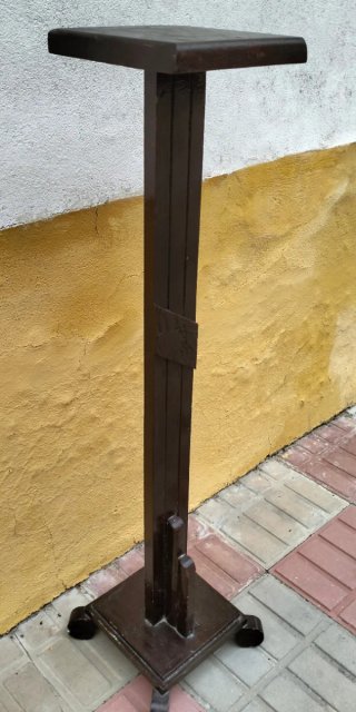 Pedestal antiguo de madera