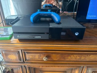 Xbox One con mando azul y 2 juegos