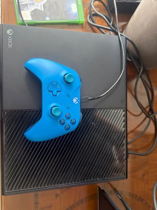 Xbox One con mando azul y 2 juegos