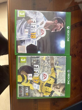 Xbox One con mando azul y 2 juegos