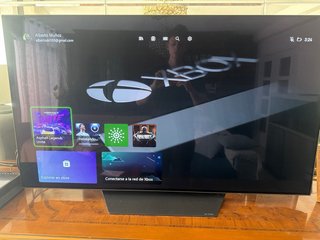 Xbox One con mando azul y 2 juegos