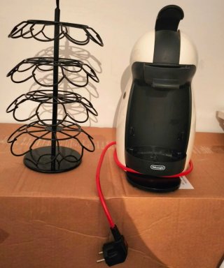 Cafetera De'Longhi y Soporte para Cápsulas