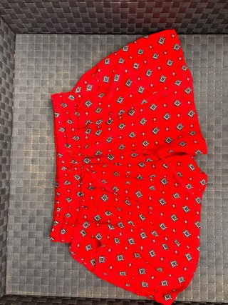 Pantalones rojos con estampado
