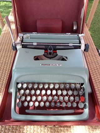 Máquina de escribir Olivetti Studio 44