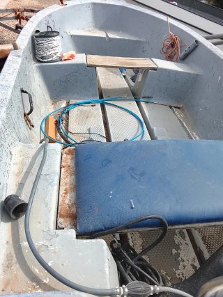 Lancha rápida con motor fueraborda