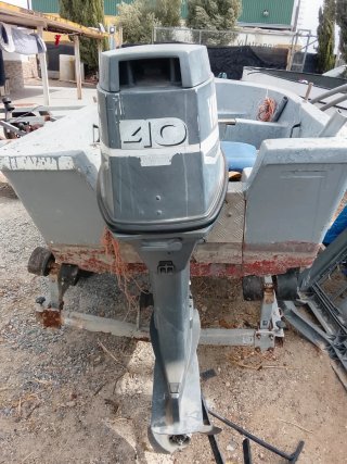 Lancha rápida con motor fueraborda