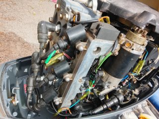 Lancha rápida con motor fueraborda