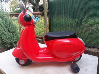 Vespa rossa per bambini a spinta