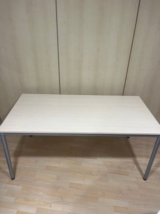 Scrivania e Sedia da Ufficio