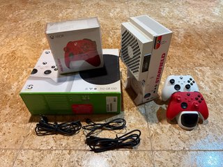 Xbox Series S + 2 Mandos Starfield y Pulse Red