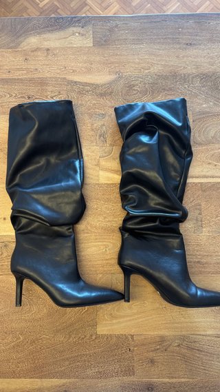 Botas altas de mujer negras estilo arrugado.