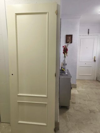 Puerta de interior de madera, color crema