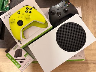Xbox Series S + 2 Mandos + Cargador