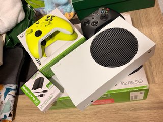 Xbox Series S + 2 Mandos + Cargador