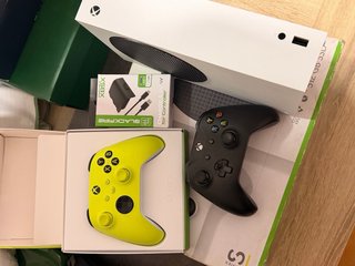 Xbox Series S + 2 Mandos + Cargador
