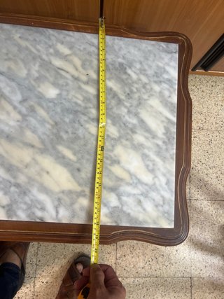 Mesa de salón de mármol y madera