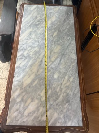 Mesa de salón de mármol y madera
