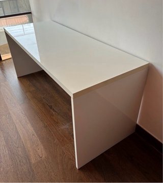 Mesa de escritorio blanca moderna
