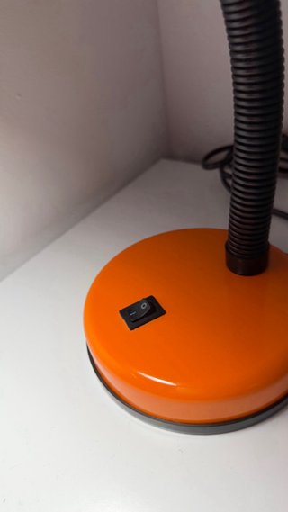 Lámpara de escritorio naranja y negra