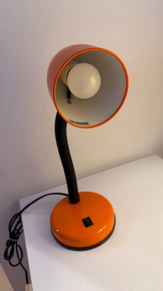Lámpara de escritorio naranja y negra