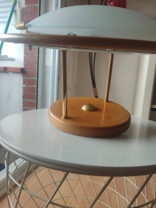 Lámpara de techo dorada y blanca