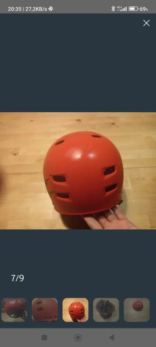Casco rojo y skate profesional