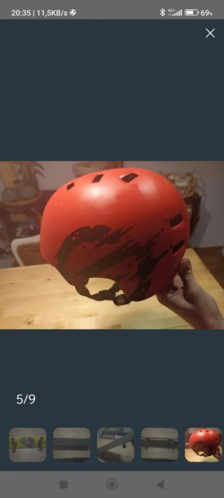 Casco rojo y skate profesional