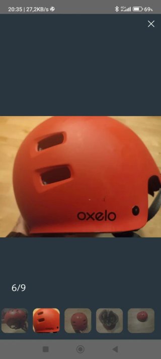 Casco rojo y skate profesional