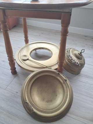 Brasero de Latón con Mesa de Madera