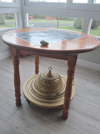 Brasero de Latón con Mesa de Madera