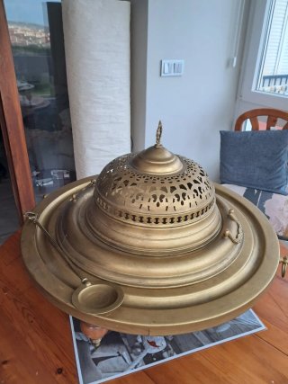 Brasero de Latón con Mesa de Madera