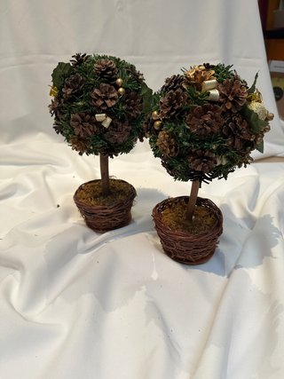 Mini alberi di Natale decorativi con pigne
