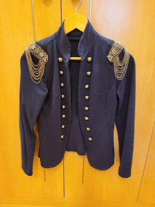 Americana azul con detalles plateados