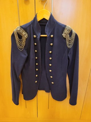 Americana azul con detalles plateados