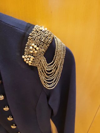 Americana azul con detalles plateados