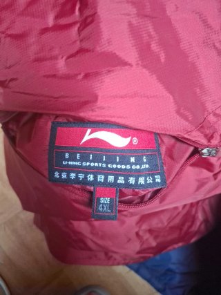 Chaleco deportivo rojo y azul marino es reversible