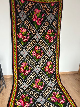Tappeto lana decorato fiori nero rosa