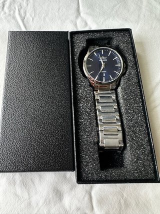 Reloj de pulsera plateado y negro
