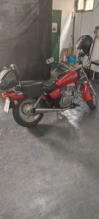Suzuki GN250 Roja Cruiser
