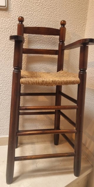 Trona de madera vintage para bebé