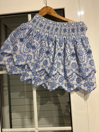 Falda corta con bordados azul y blanco