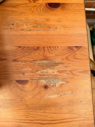 Mesa de centro de madera con estantes