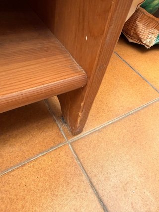 Mesa de centro de madera con estantes