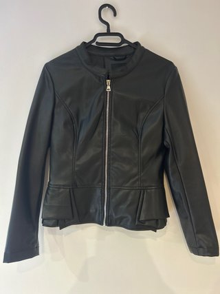 Cazadora efecto piel negra