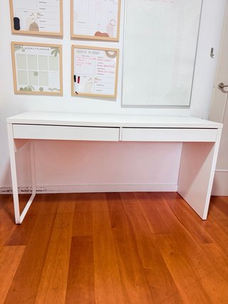 Escritorio IKEA MICKE 142 x 50 cm con 2 cajones
