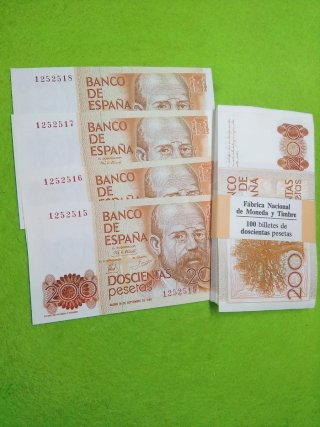 Lote de 4 Billetes de 200 Pesetas sin SERIE. S C