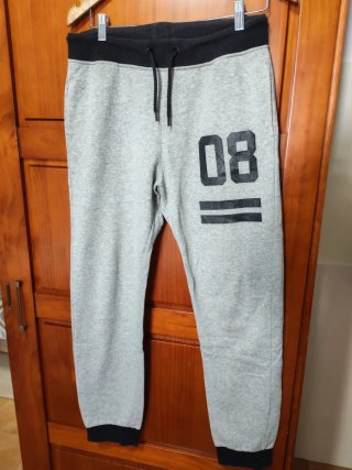 Pantalón de chándal gris y negro