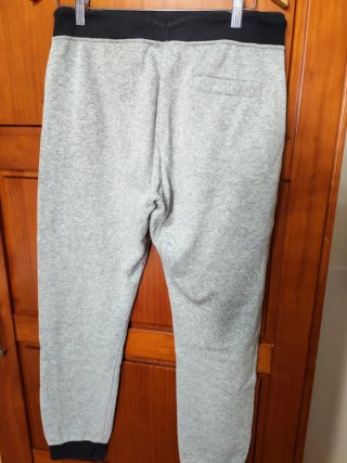 Pantalón de chándal gris y negro