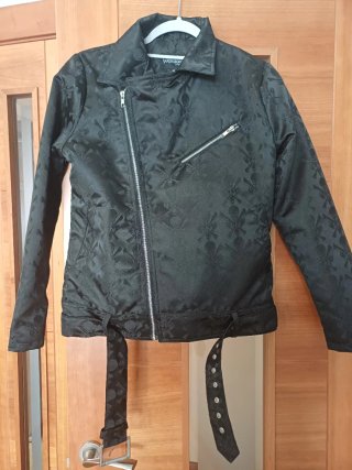 Cazadora Negra con Estampado de Calaveras