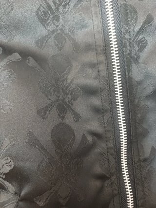 Cazadora Negra con Estampado de Calaveras